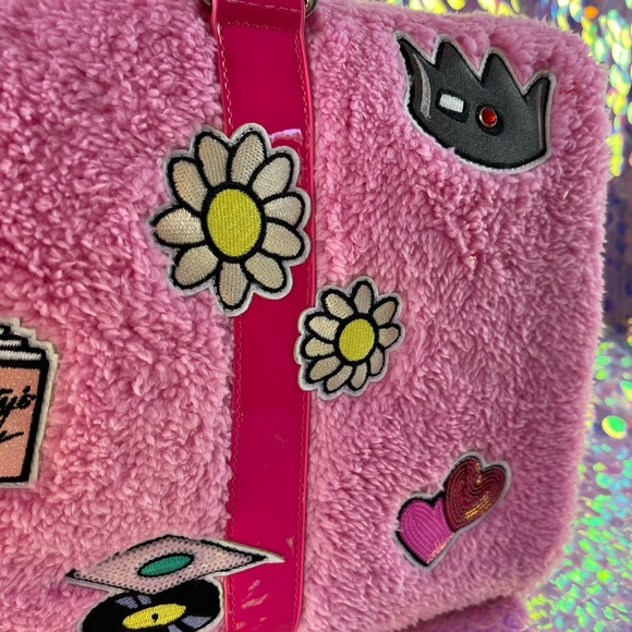 Everything’s Archie Fuzzy Bubble Gum pink Weekender - Picture 6 of 8